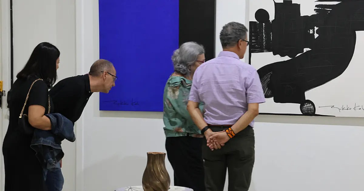Público observa pinturas e cerâmicas de Nikko Kali na mostra Sensations, no Palácio das Artes de Praia Grande